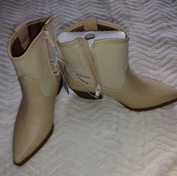 Kay Boots - Picture 2 of 6